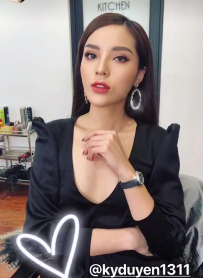 Nếu như không ngần ngại thừa nhận đã nâng vòng một thì đối với gương mặt nhọn gây tranh cãi, Kỳ Duyên chỉ một mực khẳng định đây là thành quả của việc giảm cân kết hợp phương pháp bấm huyệt.