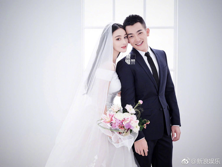 Ngày 5/8, "Lý Mạc Sầu" Trương Hinh Dư tuyên bố kết hôn cùng Hà Tiệp, một sỹ quan quân đội đặc chủng chống khủng bố. Hai người được khen đẹp đôi và nhận nhiều lời chúc phúc từ phía công chúng. Trước khi kết hôn, nữ diễn viên 31 tuổi có "hồ sơ tình ái" đầy thị phi với các tài tử có tiếng của điện ảnh Hoa ngữ.