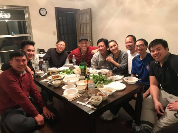 Trường Giang cùng vợ chồng Hồng Ngọc chụp ảnh ăn uống với bạn bè tại Mỹ.