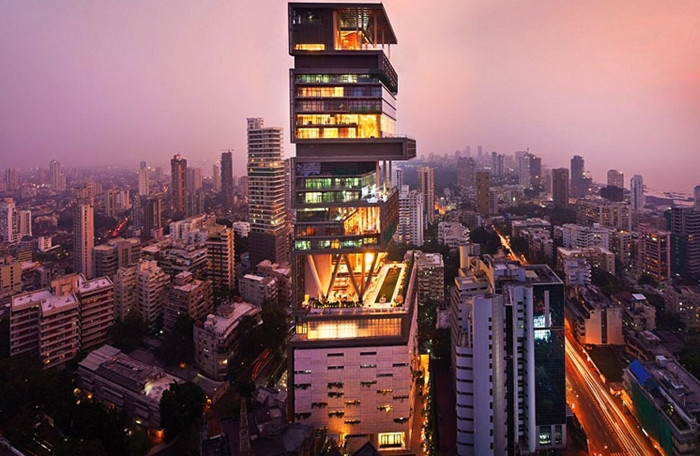 “Antilia” nằm trên đường Altamount (Mumbai), một trong những con đường đắt giá nhất hành tinh. Với diện tích mặt sàn lên đến 4532 m2, đây là bất động sản dân cư giá trị chỉ sau Cung điện Buckingham của Anh. Trên thực tế, Cung điện Buckingham là một tài sản của hoàng gia, bởi vậy, Antilia trở thành tư dinh đắt nhất thế giới. Được biết, Antilia được thiết kế bởi các công ty kiến trúc nổi tiếng như Perkins & Will, Hirsch Bedner Associates,… Ngôi nhà có chiều cao "chọc trời" 173m này là một trong những công trình kiến trúc cao nhất Mumbai. Ambani đã phải chi trả khoảng 2 tỷ USD để hoàn thiện ngôi nhà độc đáo này.