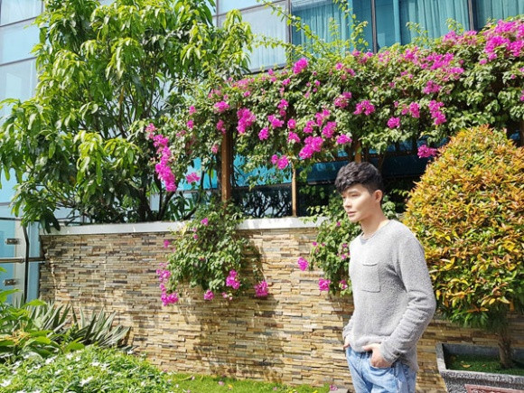 Căn hộ mới của Nathan Lee là một villa trên không, nằm trong tòa nhà đắt đỏ nhất thành phố, ngay trên đường Đồng Khởi, Quận 1. Với diện tích hơn 200m², căn villa trên không của Nathan Lee gồm 1 phòng khách, 2 phòng ngủ và khu sân vườn rộng. Từ căn hộ này có thể nhìn qua Nhà thờ Đức Bà và toàn bộ thành phố.
