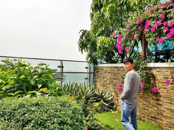 Nathan Lee sở hữu một căn villa tại Quận 2. Tuy nhiên, mới đây anh đã quyết định chuyển chỗ ở do hàng xóm thường xuyên gây tiếng ồn từ sáng sớm và ngay cả dịp cuối tuần.