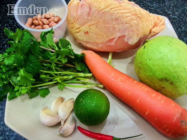 Nguyên liệu làm món nộm ổi gồm: - Ổi: 1 quả to - Thịt ức gà: 200 gr - Cà rốt: 1 củ nhỏ - Rau mùi, rau húng bạc hà - Lạc, chanh, tỏi, ớt - Đường, nước mắm, bột canh, muối trắng