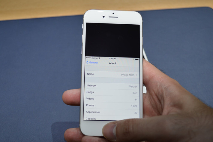 Chế độ một tay - iPhone 6 Plus được phát hành cùng với tính năng Reachability giúp người dùng có thể sử dụng một tay. Bằng cách nhấn đúp vào nút Home, nội dung trên màn hình sẽ giảm đi một phần ba và người dùng có thể dễ dàng thao tác trên ngón cái.