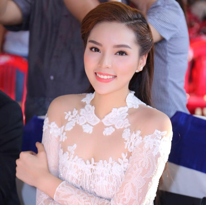 Trong những hình ảnh trước đây, Kỳ Duyên vẫn có khuôn mặt nhỏ và cằm nhọn đặc trưng nhưng đôi môi mỏng và lối trang điểm chưa nhấn sâu vào mắt khiến cô trông không sắc sảo như hiện tại.