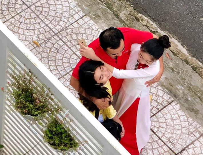 Đi kèm với những khoảnh khắc bố con MC Quyền Linh không ngại thể hiện tình cảm ôm, hôn ngay trước cổng nhà, chị Dạ Thảo viết: "Sáng nay, trước khi ba Linh đưa hai em đến trường, mẹ Thảo đang cắt tỉa cây trên sân thượng mà phải tạm ngưng để lưu lại những khoảnh khắc này...".