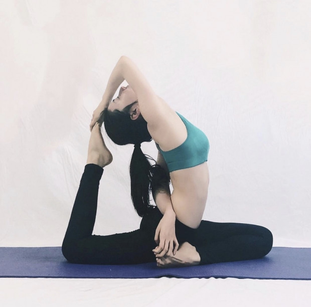 Diễm My thường xuyên chia sẻ những tư thế yoga độc đáo trên Instagram.