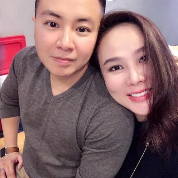 Được biết, bạn trai Dương Yến Ngọc kém cô đúng 1 giáp. Anh là người khá thành đạt trong cuộc sống, tự tin, chững chạc, có khí chất. Đây là người khiến cô bị “sét đánh” ngay từ lần đầu tiên gặp gỡ.