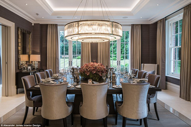 Nội thất của ngôi nhà được sử dụng theo thiết kế của Alexander James Interior Design, với chi phí lên tới 13 tỷ, bao gồm 257 triệu cho chiếc bàn ăn phong cách chứa được 12 người đồng thời có thể kéo dài gấp đôi khi có đông thực khách…