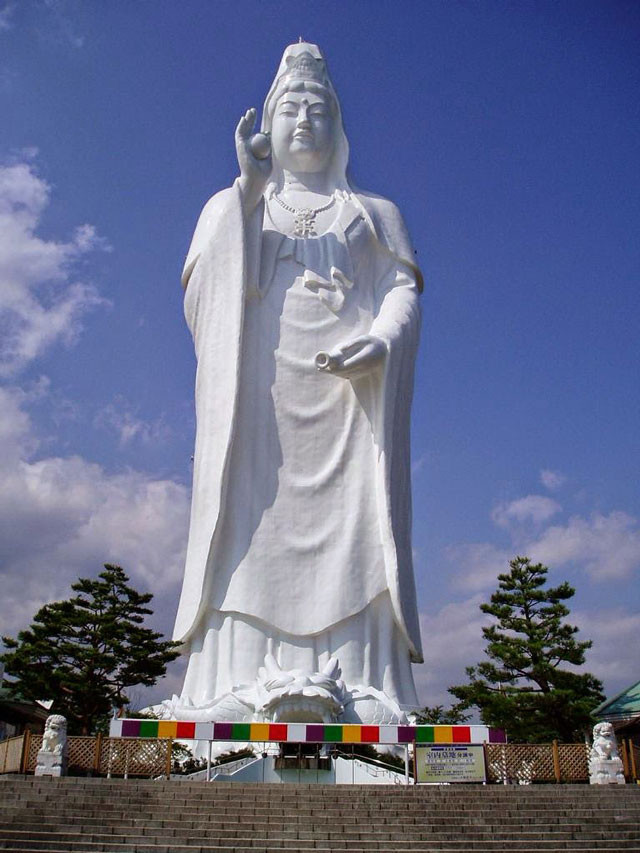 6. Tượng Phật Bà Sendai Daikannon (Nhật Bản). Chiều cao: 100m.