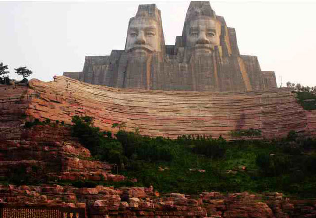5. Tượng Hoàng đế Yan và Huang (Trung Quốc). Chiều cao: 106m.