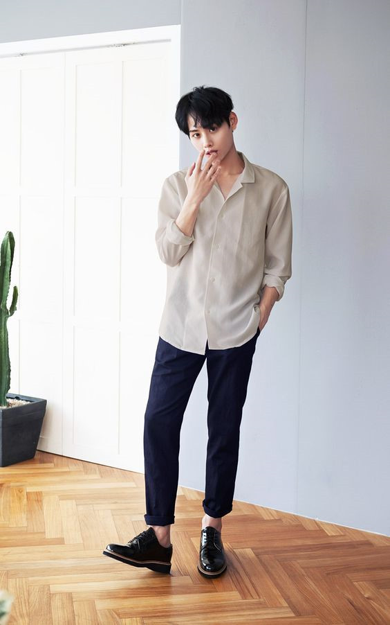 Aó sơ mi: Trào lưu diện áo sơ mi của sao nam Việt như Sơn Tùng, Chi Dân, Soobin Hoàng Sơn chính là từ kiểu áo của các chàng trai Hàn. Chiếc áo phom rộng rãi, chất vải sơ mi hoặc linen chuẩn "soái ca" là bí quyết chọn áo cho mùa Xuân Hè này.