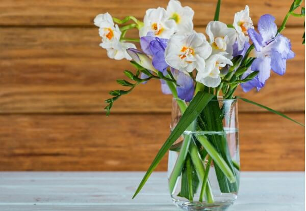 2. Hoa tươi tuy đẹp nhưng dễ bị tàn lụi. Chúng ta có thể đem những bông hoa tươi mới mua cắm vào bình có chứa nước Sprite. Làm như vậy hoa sẽ tươi trong vòng một tháng mà không bị lụi.