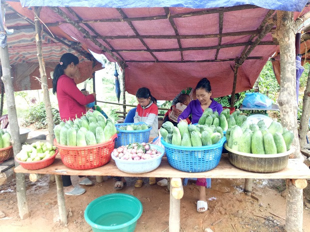 Chị Và Thị Đích, bản Huổi Aí (xã Mường É, huyện Thuận Châu, tỉnh Sơn La), vui vẻ nói: "Giá dưa thường dao động từ 5.000- 10.000 đồng/kg, tùy từng loại; ngày nào đông khách, mỗi người chúng tôi cũng kiếm được từ 200.000 - 300.000 đồng; ngày ít khách, cũng được 150.000- 200.000 đồng".