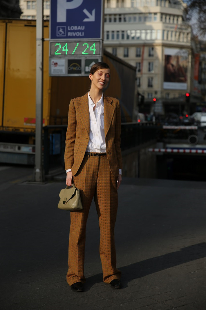 Menswear chính là phong cách được nhiều chân dài lựa chọn khi xuất hiện trên đường phố Paris. Alana Zimmer thu hút với bộ đồ họa tiết kẻ ô cổ điển phối cùng sơ mi trắng và túi xách kiểu dáng đơn giản.
