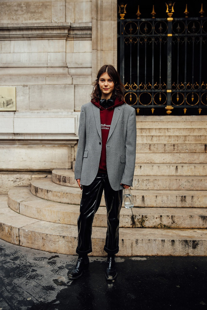 Năm nay, xu hướng diện áo hoodie cùng blazer gây sốt trong giới thời trang quốc tế. Irina Shnitman mang đến vẻ cá tính hơn khi kết hợp cùng quần da bóng và boots mũi vuông đính kim loại của Calvin Klein.