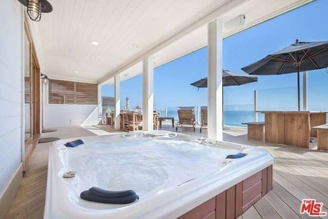Biệt thự rộng gần 170m2, có 3 phòng ngủ và 2 phòng tắm. Bồn tắm lớn có tầm nhìn đẹp giúp Leonardo thư giãn mỗi khi mệt mỏi.