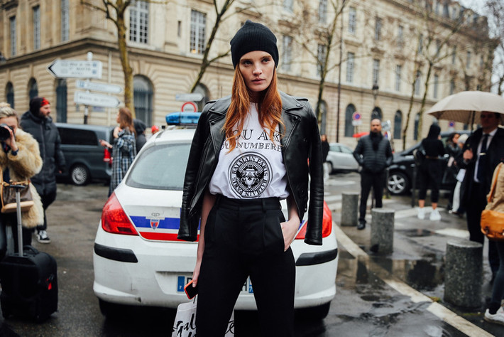 Người mẫu 9X Alexina Graham cá tính với set đồ tông màu đen trắng. Cô kết hợp slogan tee tương phản màu sắc cùng áo khoác da và quần tây lưng cao. Mái tóc cam giúp người đẹp trông gợi cảm.