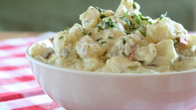 Kiếm tiền làm 1 bữa salad khoai tây, bất ngờ huy động được gần 1,3 tỷ đồng Một người tên là Zack “Danger” Brown ở Columbus, một thành phố lớn nhất bang Ohio đã quyết định sử dụng cộng đồng có tên Kickstarter để huy động vốn từ những người trên mạng nhằm thực hiện một mẻ salad khoai tây. Trên nền tảng này, Zack chỉ kêu gọi 10 đô la cho mẻ salad nói trên nhưng bất ngờ số lượng người gửi tiền cho anh ta rất đông và Zack thu được 55.422 đô la (gần 1,3 tỷ đồng).