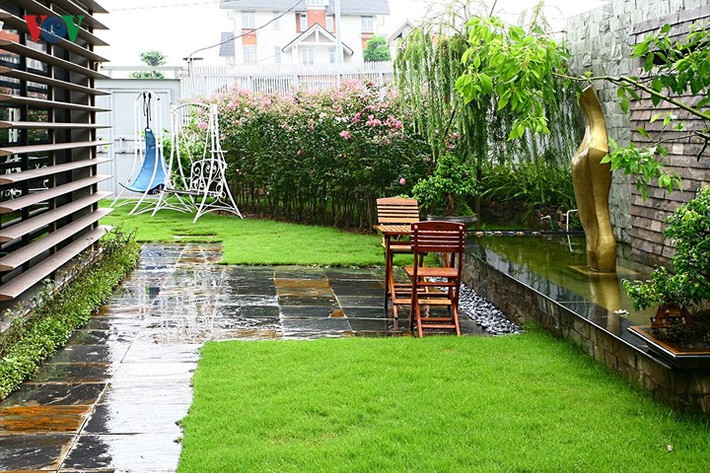 Cũng nên khai thác bề mặt của tường rào làm nền trang trí cho một số loại cây treo, cây leo bám tường. Các loại vật liệu thô mộc này còn có tác dụng che khiếm khuyết là khi bị bẩn không thấy rõ, mà khu vực sân vườn thì thường bẩn do đất cát, nước mưa…Những thứ trang trí trong vườn phải là vật liệu bền chịu được mưa nắng.