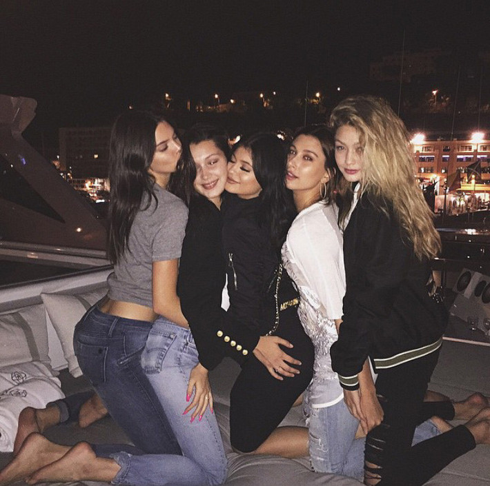 Hailey Baldwin là thành viên của hội chân dài đình đám nhất Hollywood bao gồm những người đẹp như Cara Delevingne, Kendall Jenner, Gigi Hadid, Bella Hadid và cả cô em út Kylie Jenner nổi tiếng trên mạng xã hội. Trong đó, Hailey Baldwin chơi rất thân với hai nàng siêu mẫu cùng lứa là Kendall và Gigi. Trong nhóm, Hailey là người trẻ nhất khi cô chỉ vừa tròn 21 tuổi. So về sự nghiệp và tên tuổi thì Hailey cũng còn kém khá xa so với hai cô bạn vì vào nghề muộn hơn.