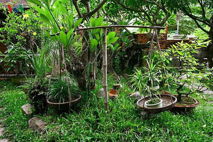 Nói chung các đồ này đều đòi hỏi vật liệu và chất liệu bao phủ bề mặt bền, có khả năng chịu được thời tiết mưa nắng ngoài trời. Cũng có thể không cần cầu kỳ với những món đồ nặng nề và có phần tốn kém, bạn hãy tự trang trí vườn của mình bằng những thứ gần gũi, giản dị và rẻ tiền hơn; như đồ gốm, hay một… đôi quang gánh, kết hợp với sắp đặt những chậu cây.