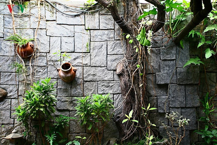 Trong vườn, ngoài mặt nước, cây cối, thảm cỏ ra; nếu có diện tích và bố cục phù hợp, bạn nên có một vài điểm nhấn bằng cách sắp đặt đồ trang trí như phù điêu, tượng tròn; hoặc đồ trang trí có thể kết hợp với sử dụng - giải trí như bàn ghế, xích đu, bập bênh…