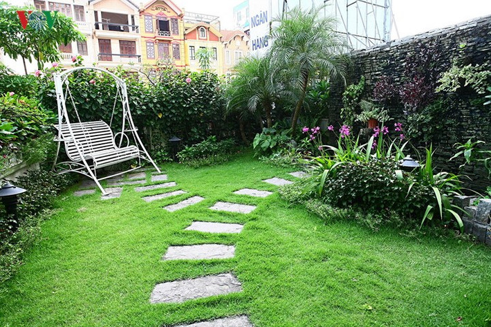 Khác với nhà nông thôn là hàng rào thường cũng bằng cây và có khi “hút tầm mắt”; thì ở nhà phố hay biệt thự phố, giới hạn ngăn rất rõ, rất gần bằng hàng rào xây, tường xây, vừa là ranh giới, vừa để bảo vệ. Nên sử dụng các loại vật liệu thô mộc, tự nhiên cho bề mặt tường rào và các chi tiết xây cất trang trí khác, như đá tự nhiên, gạch trần không trát; hoặc các loại đá nhân tạo mô phỏng tự nhiên được sản xuất bằng bê tông nhẹ.