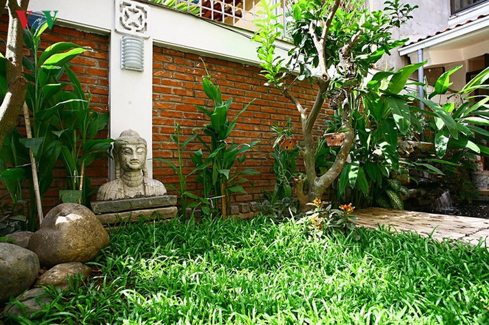 Những vật liệu thô mộc như gạch trần, đá phù hợp với sân vườn.
