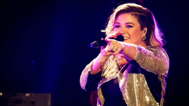 4. Kelly Clarkson Kelly Clarkson sinh ngày 24 tháng 4 năm 1982. Là một ca sĩ, nhạc sĩ, diễn viên và tác giả người Mỹ, Kelly Clarkson trở nên nổi tiếng từ năm 2002 sau khi chiến thắng mùa đầu tiên của American Idol, và ngày nay cô được gọi với những biệt hiệu "Original American Idol" (Thần tượng Âm nhạc Mỹ đầu tiên) và "Queen of Covers" (Nữ hoàng Cover). Cô cũng là Á quân của cuộc thi World Idol được tổ chức năm tiếp theo.