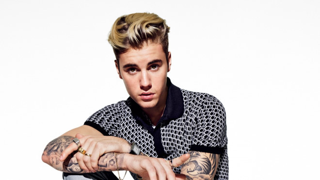 5. Justin Bieber Justin Bieber (sinh năm 1994) là một ca sĩ nhạc Pop/R&B người Canada từng được biết đến qua các video trên YouTube vào năm 2008. Bieber đã giành được nhiều giải thưởng fan hâm mộ bình chọn, bao gồm cả giải thưởng American Music Award dành cho Nghệ sĩ của năm trong năm 2010 và 2012. Người hâm mộ của Hoàng tử nhạc Pop, đặt tên là "Beliebers".