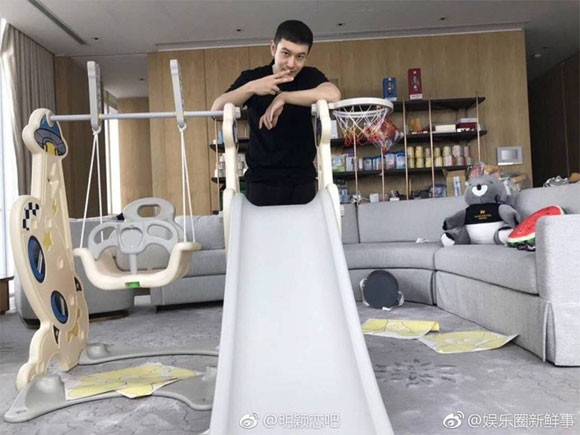Mới đây, Huỳnh Hiểu Minh chia sẻ loạt hình ảnh tự tay làm cầu trượt cho con trai với lời viết: "Bài tập về nhà con trai giao, siêu ấm áp".