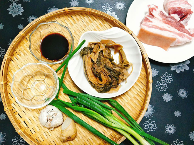 Chuẩn bị nguyên liệu món thịt kho dưa: - 500gr thịt ba chỉ ngon - 2 nhánh hành lá - 1 củ tỏi - 1 nhánh gừng - 2 thìa xì dầu - 1 bó dưa muối mặn - 1 thìa rượu trắng - 1 thìa đường - Ớt sừng, nếu thích ăn cay - 1 chút muối, bột nêm