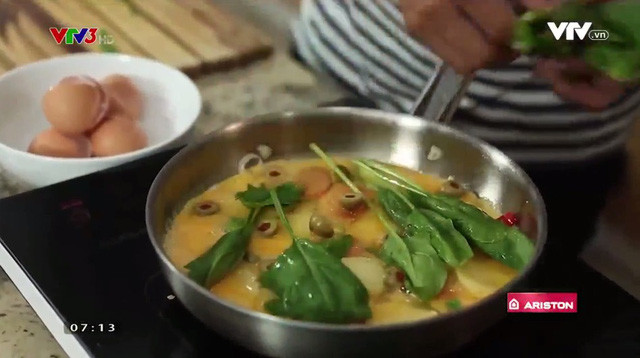 Trước khi cho vào lò nướng, bạn cho ô-liu và cải bó xôi lên trên trứng.