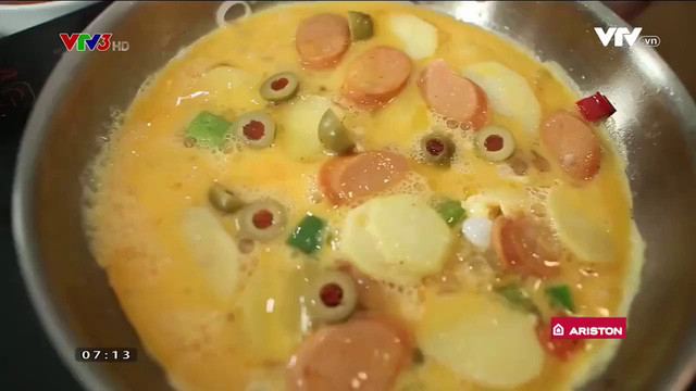 Sau đó đổ đều trứng lên chảo vừa xào.