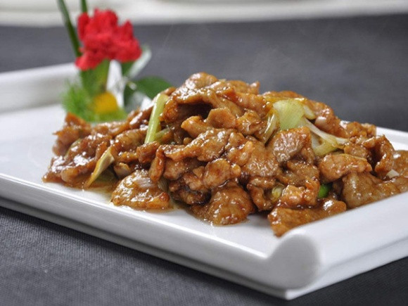 Sau đó, cho món ăn ra đĩa và thưởng thức. Chắc chắn hương vị món ăn này sẽ khiến bạn phải suýt xoa và thích thú.
