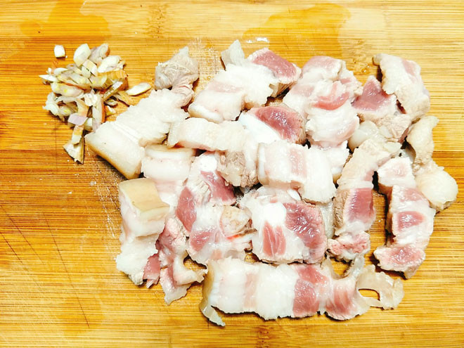Bước 2: Thịt ba chỉ cạo sạch bì sau đó rửa sạch, để ráo nước rồi thái thịt thành những miếng vừa ăn.