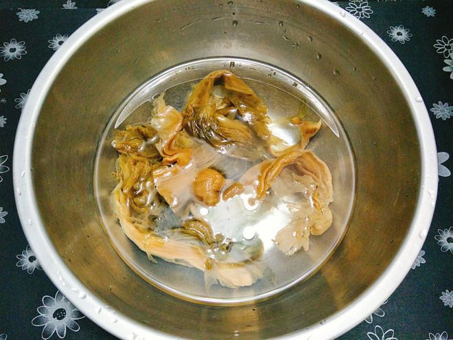Hướng dẫn cách làm món thịt kho dưa: - Bước 1: Dưa muối mặn đem rửa thật sạch sau đó ngâm nước 2 tiếng cho dưa bớt mặn, vớt ra để ráo nước rồi đem thái khúc ngắn.