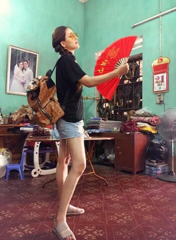 Tư thế tạo dáng khó hiểu của Mai Phương Thúy được nàng hậu vô tư chia sẻ trên trang cá nhân.