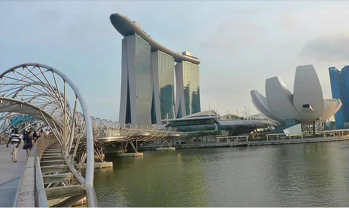 MARINA BAY SANDS Trong tất cả các tòa nhà gây ấn tượng nhất tại Singapore, Marina Bay Sands là một trong những biểu tượng mang tính biểu tượng nhất. Khu phức hợp khách sạn đã hoàn toàn thay đổi diện mạo của trung tâm tài chính Singapore này bao gồm một sòng bạc siêu hạng, một trung tâm mua sắm, một bảo tàng nghệ thuật hiện đại, một nhà hát và ba tòa tháp, nơi bạn có thể tìm thấy hồ bơi vô cực nổi tiếng trên toàn thế giới của khách sạn.