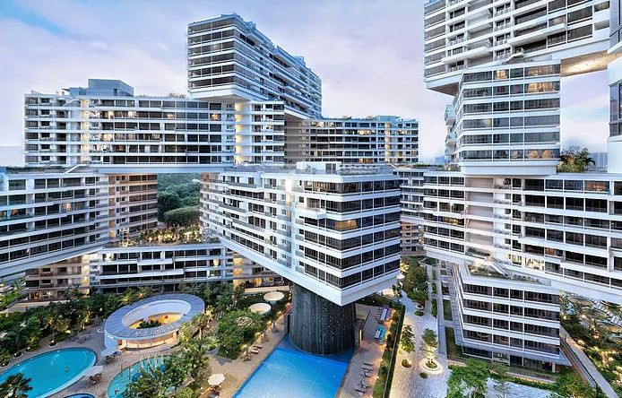 INTERLACE 31 tòa nhà 6 tầng giống hệt nhau xếp chồng lên nhau và liên kết với nhau tạo thành khu phức hợp The Interlace tuyệt vời, đã giành được danh hiệu "xây dựng của năm" trong Liên hoan Kiến trúc Thế giới 2015. Bên cạnh việc tối ưu hóa ánh sáng và không khí, lợi thế lớn ở một quốc gia nóng như Singapore, hình dạng của tòa nhà cũng khuếch đại đáng kể không gian xanh cho khu vườn của các căn hộ.