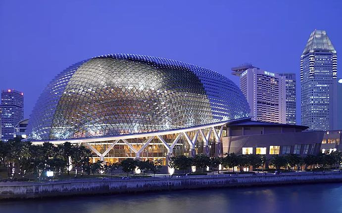 ESPLANAD Esplanade là một công trình kỳ lạ, vừa là một giảng đường vừa là phòng hòa nhạc. Thiết kế độc đáo của tòa nhà với định dạng được lấy cảm hứng từ sầu riêng, trái cây quốc gia nổi tiếng mang hương vị đánh thức giữa yêu và ghét của người dân địa phương và người nước ngoài.