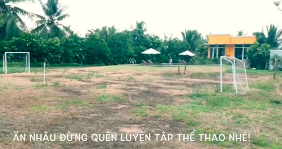 Có cả sân bóng luôn nhé.