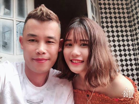 Mới đây, Hiệp Gà còn đăng loạt ảnh nhắng nhít chụp cùng con gái của vợ đầu - Hân Huyền và con trai chung với vợ ba - Đông Hải. Nhân ngày con gái thêm tuổi mới, Hiệp Gà nhắn nhủ: "Chúc mừng sinh nhật con gái yêu. Con mãi là sự tự hào của bố và là tấm gương cho em Hải phấn đấu. Bố hạnh phúc bên các con". Điều khiến nhiều người đặc biệt chú ý là con gái Hiệp Gà ngày nào còn bé giờ đã lớn phổng phao. Ở tuổi 13, Hân Huyền trổ mã vô cùng xinh đẹp. Nhiều người nhận xét, Hân Huyền sở hữu nhiều nét giống bố.