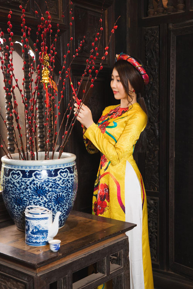 Cô mang nét ngọt ngào, yêu kiều của một người phụ nữ truyền thống.