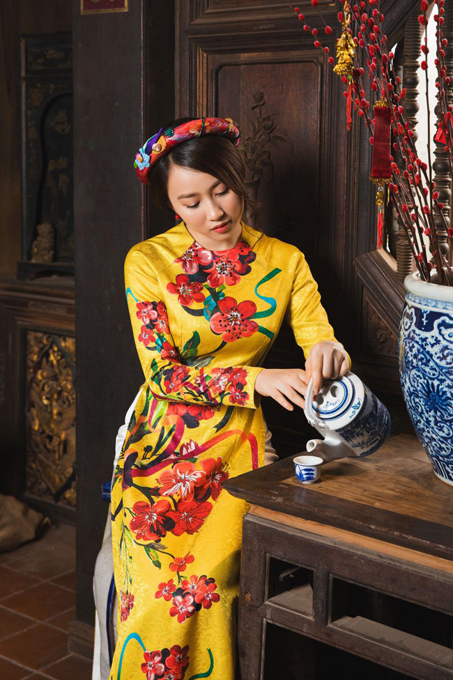 Trong tà áo dài màu sắc, Hồng Loan đẹp nền nã, dịu dàng.