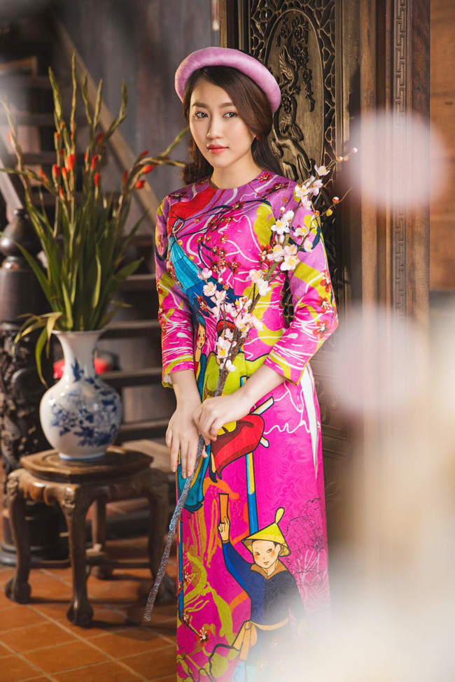 Gương mặt xinh đẹp càng thêm nổi bật trong tà áo dài màu sắc.
