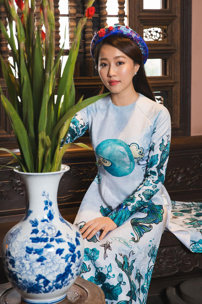 Hòa cùng không khí rộn rã của những ngày cận Tết, cô chọn cho mình những tà áo dài truyền thống tinh tế và cuốn hút.