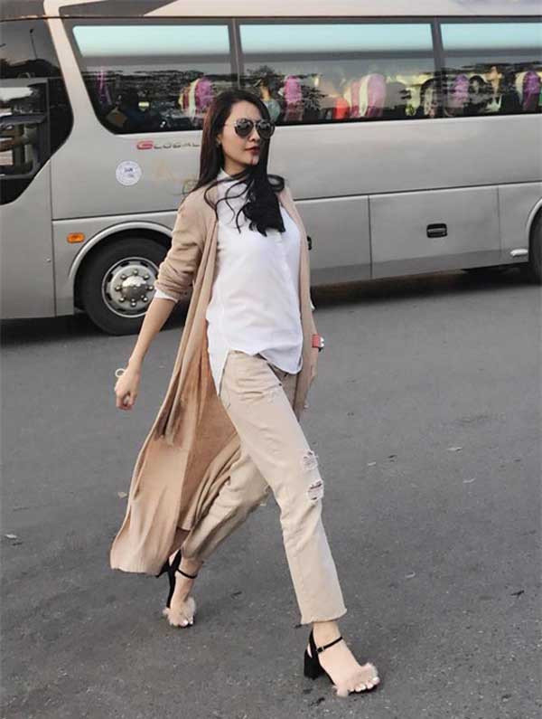 Quế Vân trông cũng cực ngầu với áo sơ mi trắng và chiếc áo cardigan, quần kaki tiệp màu nude. Thậm chí đôi giày dây mảnh cũng được "đắp" thêm màu nude.