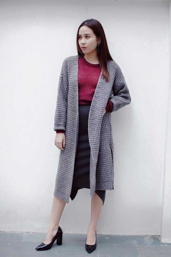 Lưu Hương Giang lại chọn chiếc cardigan màu ghi, kết hợp với chân váy đen, áo đỏ đều từ chất liệu len sợi.